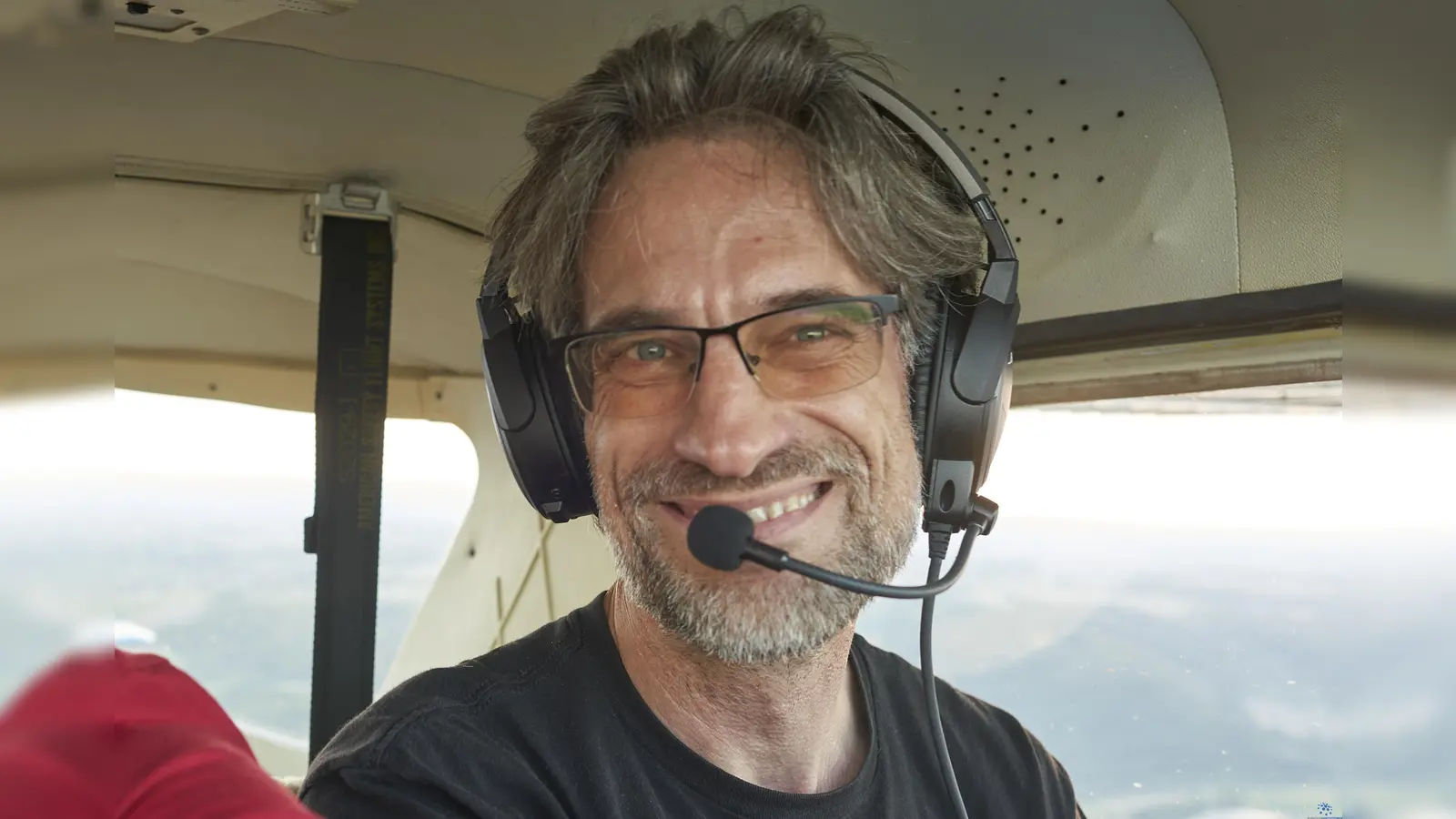 Der aus Beverungen stammende Pilot Marcus Menger genoss bei einem Rundflug kurz vor Sonnenuntergang die Schönheit des Weserberglandes aus der Vogelperspektive. (Foto: Stefan Bönning)