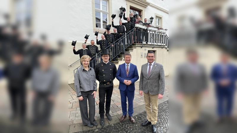Die „Glücksbringer“ des Kreises Höxter haben sich vor dem Rathaus in Steinheim versammelt. Bürgermeister Carsten Torke und Landrat Michael Stickeln (v. r.) sowie Rita Farin (l., Leiterin der Abteilung Sicherheit und Ordnung) haben die Neujahrsgrüße vom Vorsitzenden der Kreisvereinigung der Schornsteinfeger, Gerd Kliever, stellvertretend für die Bürgerinnen und Bürger des Kreises Höxter entgegengenommen. (Foto: Kreis Höxter)