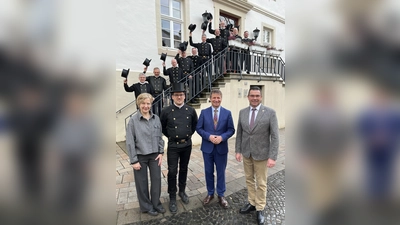 Die „Glücksbringer“ des Kreises Höxter haben sich vor dem Rathaus in Steinheim versammelt. Bürgermeister Carsten Torke und Landrat Michael Stickeln (v. r.) sowie Rita Farin (l., Leiterin der Abteilung Sicherheit und Ordnung) haben die Neujahrsgrüße vom Vorsitzenden der Kreisvereinigung der Schornsteinfeger, Gerd Kliever, stellvertretend für die Bürgerinnen und Bürger des Kreises Höxter entgegengenommen. (Foto: Kreis Höxter)