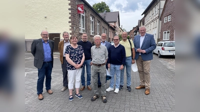 v. l. n. r.: Volker Rodermund (Stadt Höxter), Dr. med. Claus Rüdiger Arnold, Heidrun Larusch-Gettings (Aktion Silberfisch), Dr. med. Jochen Freede, Dr. med. Anton Linzner, Reinhard Dübbert, Dr. med. Klaus Filipponi, Roman Czornik, Bürgermeister Daniel Hartmann (es fehlt Dr. med. Michael Gemmeke). (Foto: Stadt Höxter)