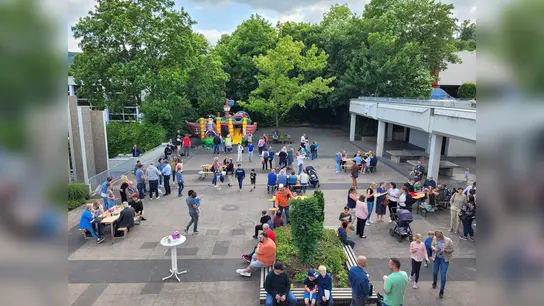 Schulfest vor dem Gebäude.  (Foto: Timo Schröder/Gymnasium Beverungen)