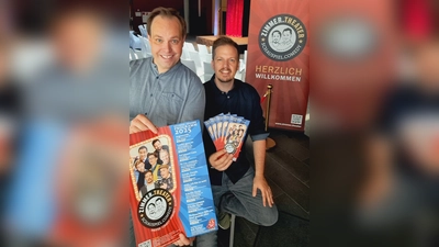 Stefan Marx (links) und Simon Hillebrand (rechts) präsentieren den<br>neuen Spielplan vom ZIMMER.THEATER in der Residenz Stadthalle Höxter. (Foto: Zimmer.Theater)