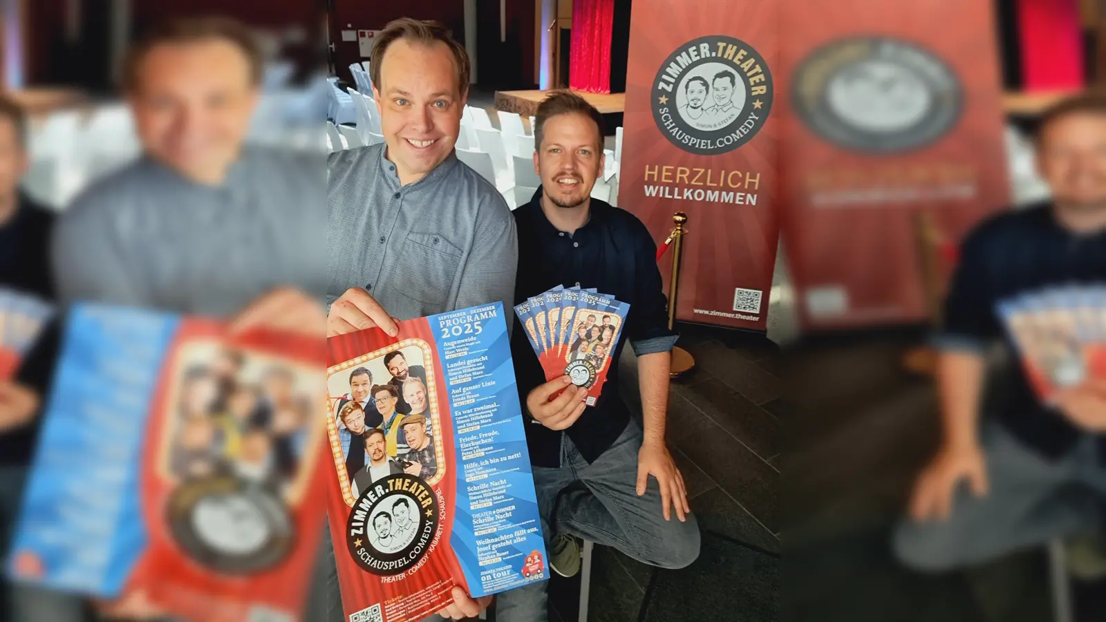 Stefan Marx (links) und Simon Hillebrand (rechts) präsentieren den<br>neuen Spielplan vom ZIMMER.THEATER in der Residenz Stadthalle Höxter. (Foto: Zimmer.Theater)