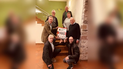 Freuen sich wieder auf Kölsche Musik im KuStall – (linke Reihe von oben) Klaus Göllner (Kulturgemeinschaft), Markus Finger (Organisator), Josef Ahrens (Kulturgemeinschaft), (rechte Reihe von oben) Arnd Mathias (Kulturgemeinschaft), Kathrin Föckel (Carnevalverein), Bernhard Föckel (Kulturgemeinschaft) und Marcus Stiera (Organisator). (Foto: privat)