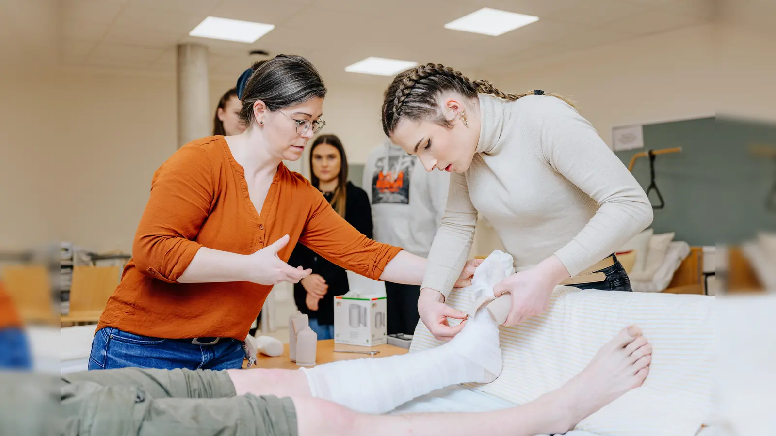 Am St. Ansgar Krankenhaus erhielten die Schüler beim Tag der offenen Betriebstür einen Einblick in den Pflegeberuf. Gemeinsam mit Praxisanleitern und Lehrkräften des Bildungszentrums der KHWE konnten die Teilnehmenden eine Prise Stationsalltag schnuppern. (Foto: KHWE)