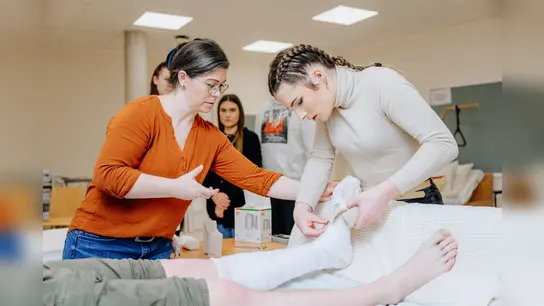 Am St. Ansgar Krankenhaus erhielten die Schüler beim Tag der offenen Betriebstür einen Einblick in den Pflegeberuf. Gemeinsam mit Praxisanleitern und Lehrkräften des Bildungszentrums der KHWE konnten die Teilnehmenden eine Prise Stationsalltag schnuppern. (Foto: KHWE)
