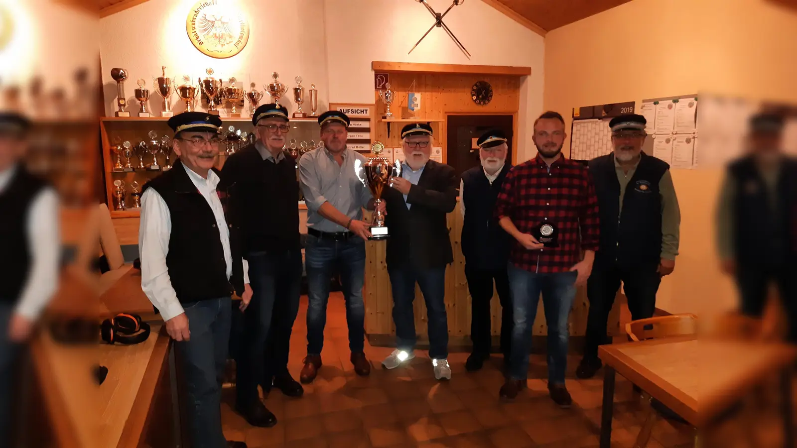 (v.l.) General Wolfgang Wesserling, König Peter Multhaup, Oberst Matthias Alberding, Major Dieter Riepe, Major Manni Müller, Tagesbester Michael Müller, Schießoffizier Bernd Haneke. Foto: privat (Foto: Foto: privat)