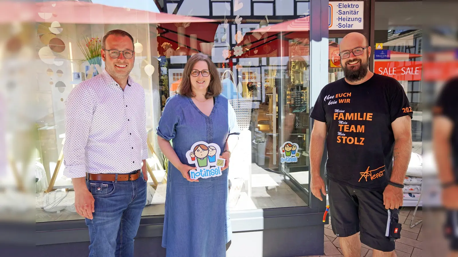 Bürgermeister Alexander Kleinschmidt (links) freut sich, wenn weitere Projektbeteiligte hinzukommen, um Kindern eine sichere Anlaufstelle zu bieten. Auch Verena und Adrian Tensi sind eine dieser Anlaufstellen. (Foto: Stadt Brakel)