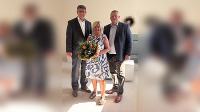 Geschäftsführer Christian Jostes (rechts) und Marko Ellerhoff (Standortleiter St. Vincenz Hospital) verabschieden Ingrid Rohde in den Ruhestand. (Foto: KHWE)