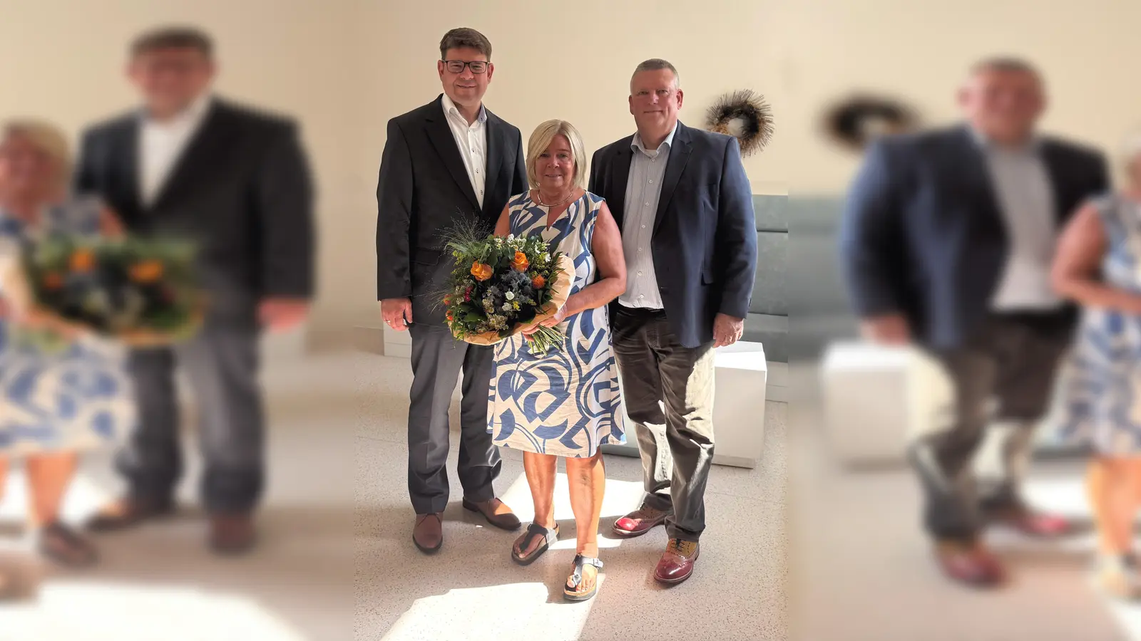 Geschäftsführer Christian Jostes (rechts) und Marko Ellerhoff (Standortleiter St. Vincenz Hospital) verabschieden Ingrid Rohde in den Ruhestand. (Foto: KHWE)