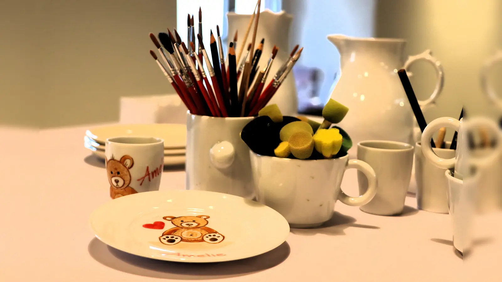 Bunte Teller, fröhliche Becher – Geschirr für Kinder gestalten. (Foto: privat)