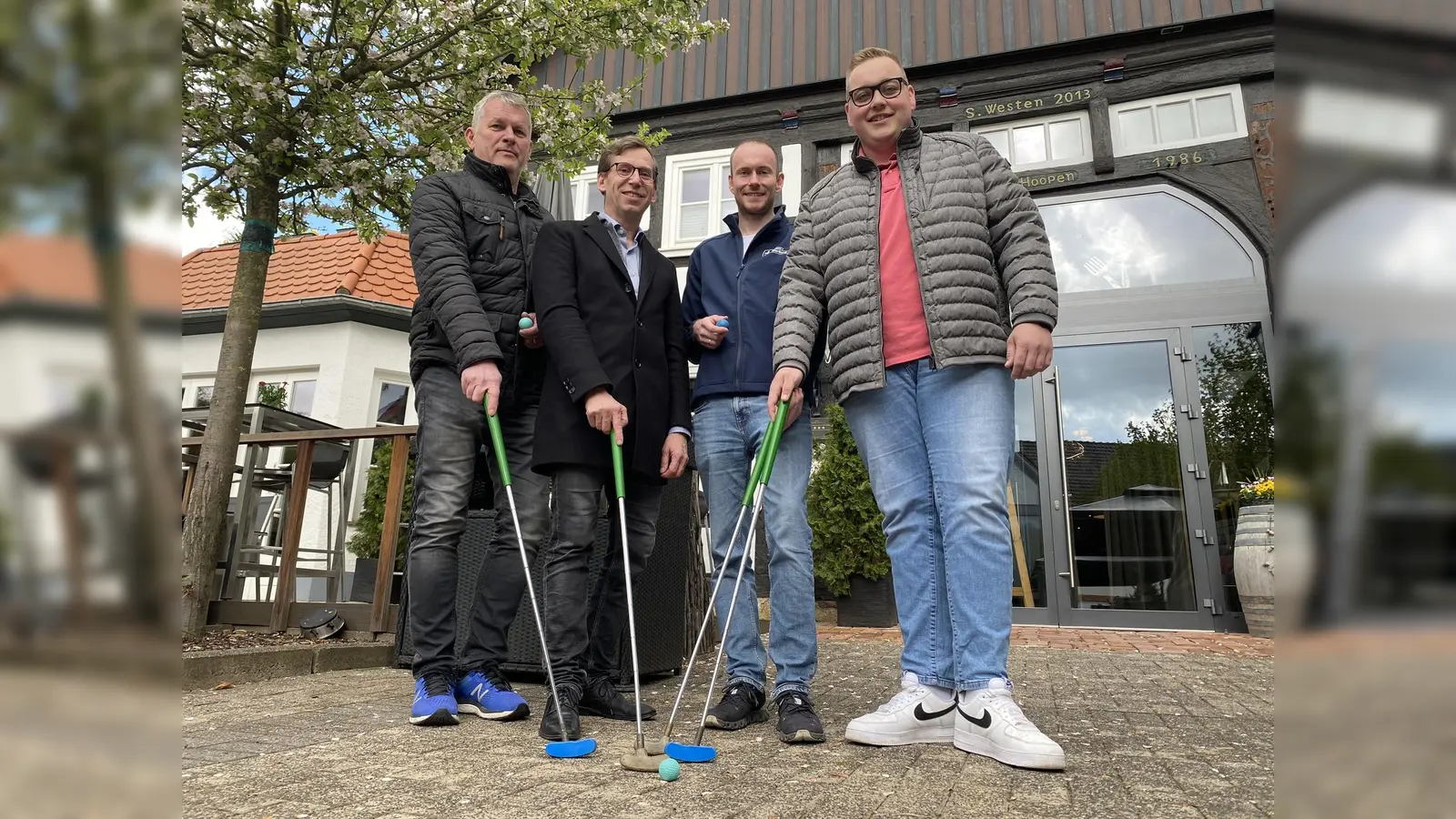 Allen Gästen und Bürgern wünschen Thomas Vonde (Bezirksverwaltungsstellenleiter Scherfede), Bürgermeister Tobias Scherf, Lucas Lambracht (Touristiker Hansestadt Warburg) und Tim ten Hoopen (Hotel ten Hoopen/Restaurant Deele) viel Spaß und eine ruhige Hand. (Foto: Stadt Warburg)