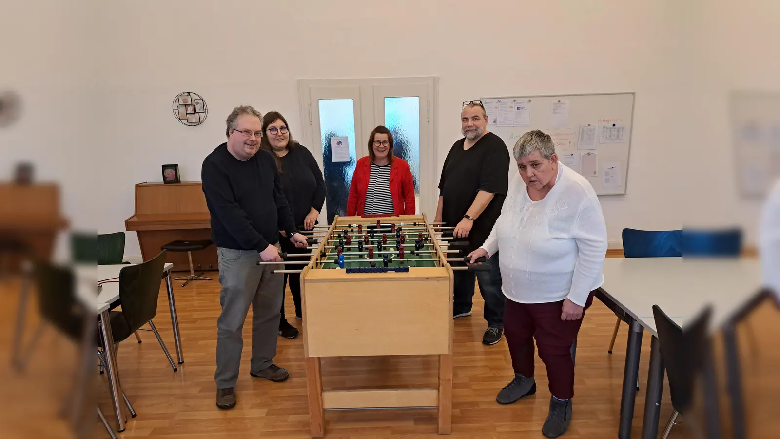 Zeit für ein Kicker-Match: (v.l.) Jens Thoma, Alina Altenberendt, Kerstin Luther, Stefan Kühling und Gabriele Humburg. (Foto: bdks)