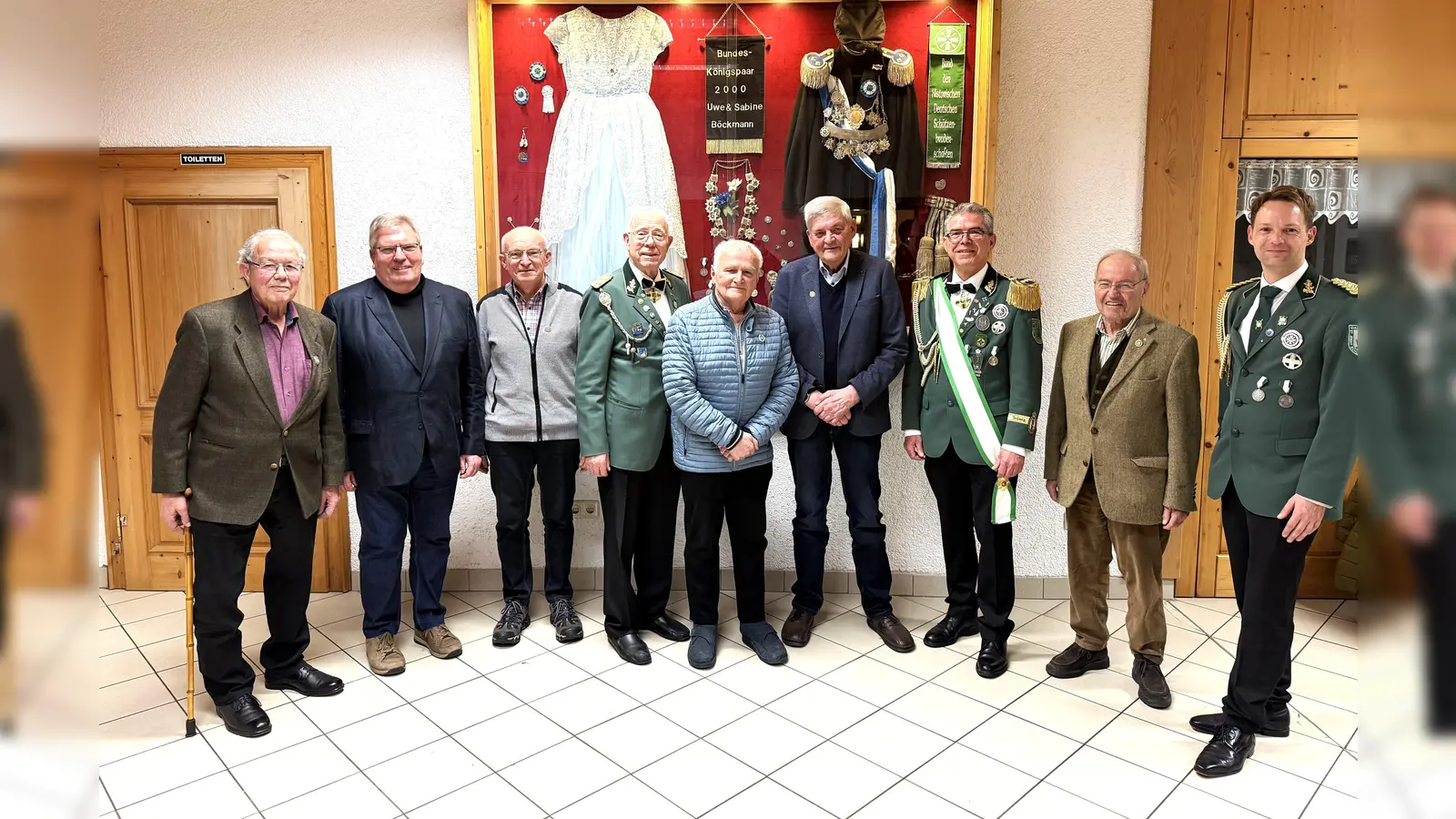 Ehrung für langjährige Treue: (v. l.) Alfons Dierkes, Siegfried Hartmann, Reinhold Rolf, Peter Guske, Walter Bartolles,<br>Wolfgang Kahl, Ehrenoberst Matthias Sonntag, Gerd Behre, und Oberst Stephan Böker.<br> (Foto: Schützenverein Dalhausen)