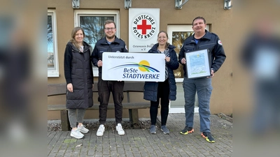 V.l.: J. Franzmann (BeSte Stadtwerke), F. Rehrmann (Rotkreuzleiter), N. Ulbrich (BeSte Stadtwerke) und<br>M. Wrede (1. Vorsitzende DRK Ortsverein Bühne). (Foto: privat)