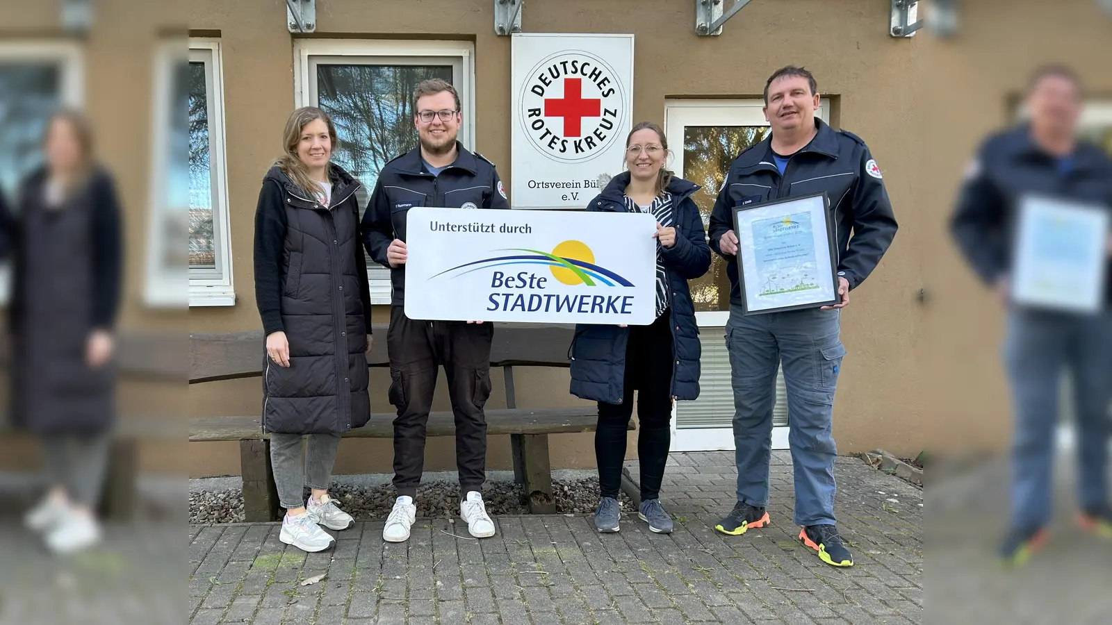 V.l.: J. Franzmann (BeSte Stadtwerke), F. Rehrmann (Rotkreuzleiter), N. Ulbrich (BeSte Stadtwerke) und<br>M. Wrede (1. Vorsitzende DRK Ortsverein Bühne). (Foto: privat)