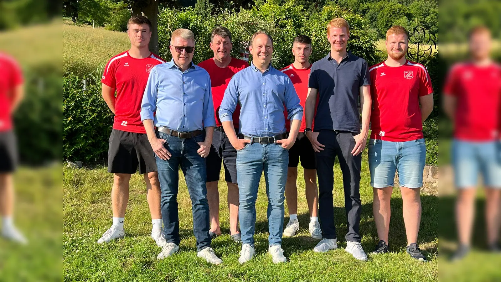 Der Vorstand des SV Brenkhausen freut sich auf zahlreiche Gäste und viele Fußball-Fans. Die Vorstandsmitglieder (v.l.): Ehrenamtsobmann Jonas von Kölln, erster Vorsitzender Jürgen Drüke, zweiter Vorsitzender Heinz von Kölln, Geschäftsführer Steffen Mönnekes, zweiter Geschäftsführer Robert Markus, Beisitzer Stephan Oebbeke und zweiter Kassierer Niklas Bergmann. Es fehlen Kassierer Jörg Grewe und Jugendobmann Gunrad Deilke. (Foto: SV Brenkhausen/Bosseborn)