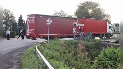 Eine Schranke schloss sich genau zwischen Lkw und Anhänger. (Foto: Foto: Polizei)