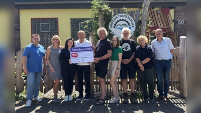 : Das nächste Projekt kann kommen: (v.l.) Carsten Becker, Dezernent für Integration… des Landkreises Holzminden, Corinna Schmidt, Leiterin der KVHS, Maria und Witali Altergott (Inh. Rewe-Märkte in Bevern und Holzminden), Christian Diekmann, Jessica Kasten, Stefan Diekmann und Kerstin Meyer, Mitarbeitende der Produktionsschule, sowie der Vorsitzende des Beveraner Reitvereins und Organisator des Frühlings-Reitturniers, Gerald Schoppe. (Foto: : Landkreis Holzminden)