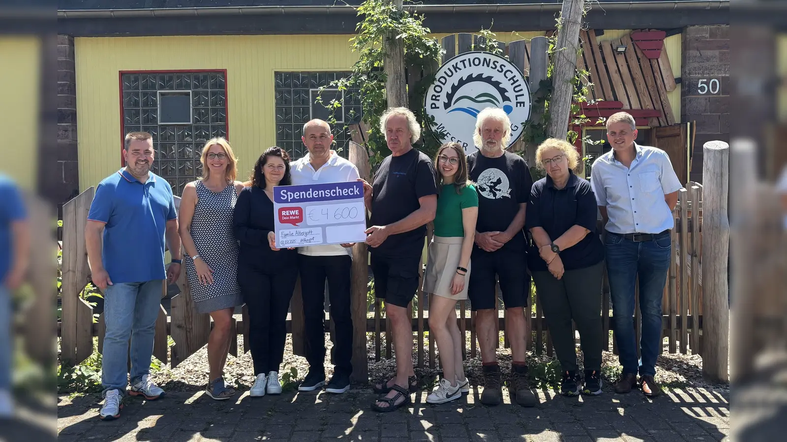 : Das nächste Projekt kann kommen: (v.l.) Carsten Becker, Dezernent für Integration… des Landkreises Holzminden, Corinna Schmidt, Leiterin der KVHS, Maria und Witali Altergott (Inh. Rewe-Märkte in Bevern und Holzminden), Christian Diekmann, Jessica Kasten, Stefan Diekmann und Kerstin Meyer, Mitarbeitende der Produktionsschule, sowie der Vorsitzende des Beveraner Reitvereins und Organisator des Frühlings-Reitturniers, Gerald Schoppe. (Foto: : Landkreis Holzminden)
