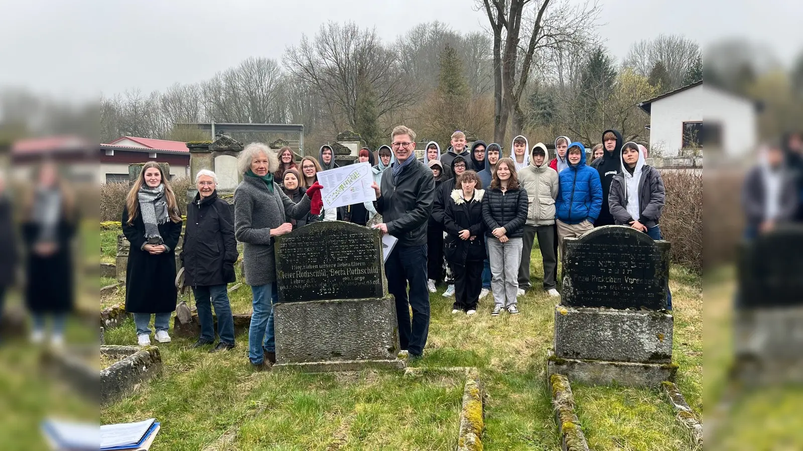 Übergabe des Handbuches auf dem jüdischen Friedhof Grebenstein. (Foto: Stadtmuseum Hofgeismar)