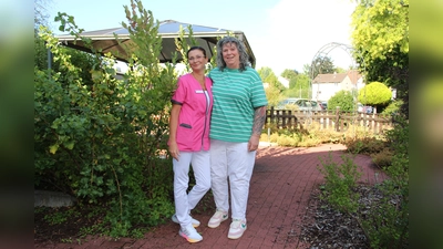Helena Romanow (links) und Kerstin Blomeyer sind seit 20 Jahren engagiert im Albert-Schweitzer-Seniorenzentrum tätig und feierten ihr Dienstjubiläum. (Foto: privat)