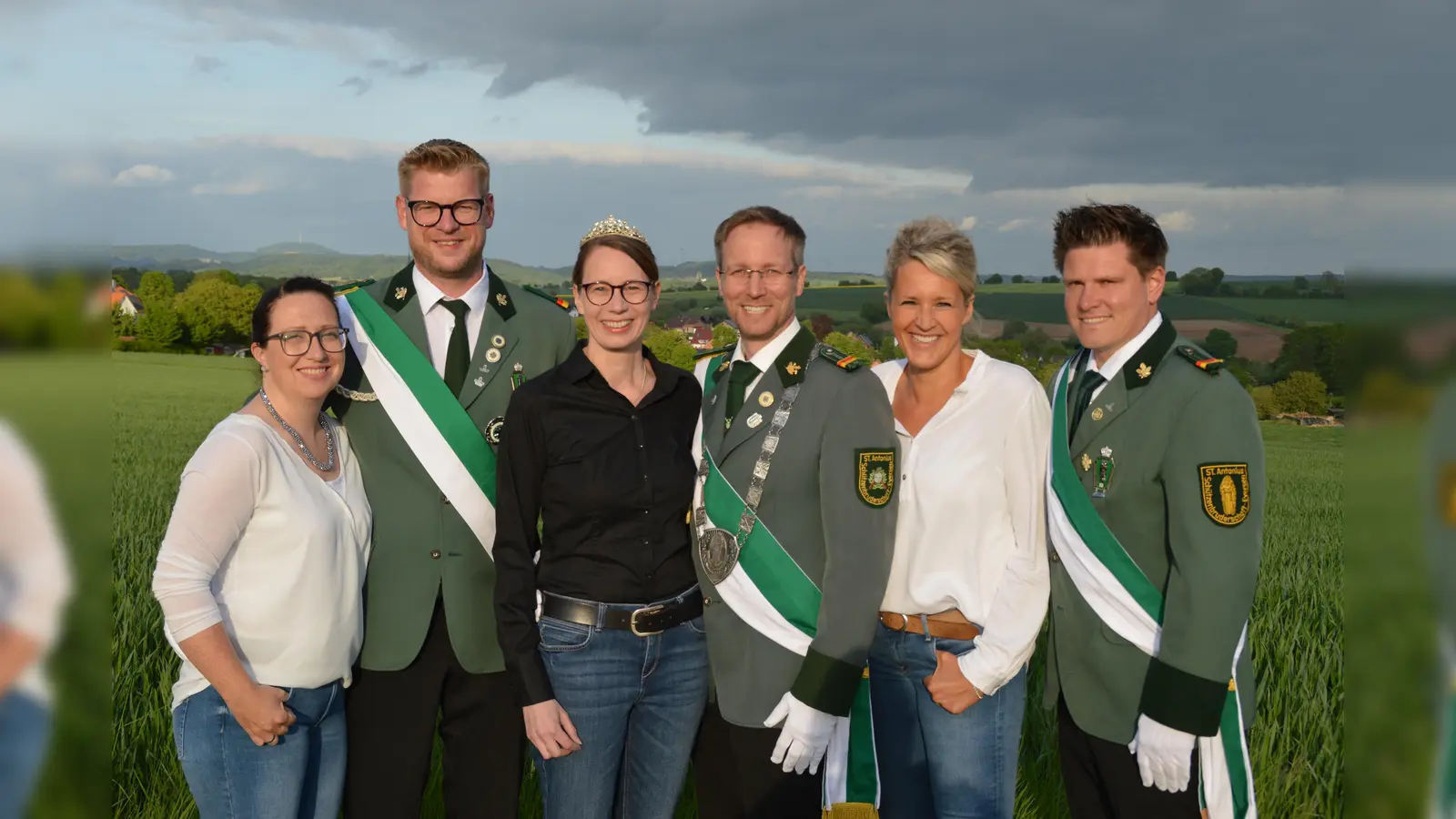 Hofstaatpaar Verena und Carsten Doppelstein; Königspaar Eva-Maria und Kai Bockelkamp; Hofstaatpaar Manuela und Stefan Adorf. (Foto: Marco Behling)