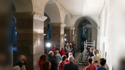 Auf die karolingischen Wandmalereien im Südseitenschiff der Erdgeschosshalle des Westwerks und die restauratorischen Erfordernisse für den Erhalt dieser Kostbarkeiten richtete Annika Pröbe den Scheinwerfer bei den Führungen zum Welterbetag. (Foto: Kirchengemeinde Corvey)