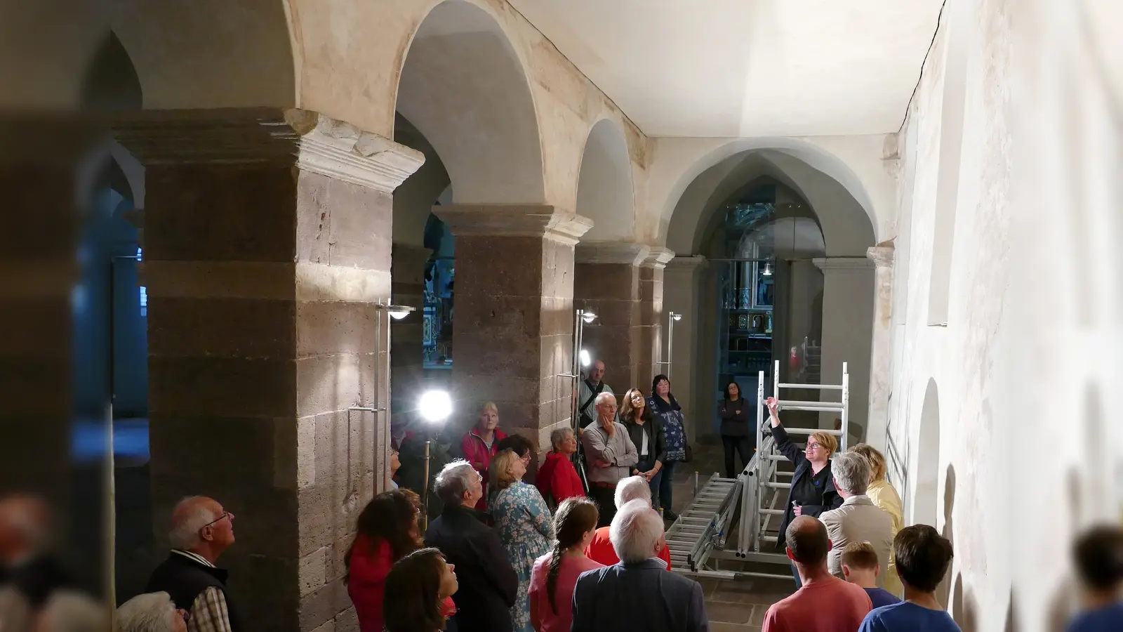 Auf die karolingischen Wandmalereien im Südseitenschiff der Erdgeschosshalle des Westwerks und die restauratorischen Erfordernisse für den Erhalt dieser Kostbarkeiten richtete Annika Pröbe den Scheinwerfer bei den Führungen zum Welterbetag. (Foto: Kirchengemeinde Corvey)