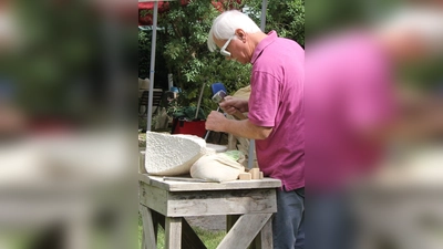 Bildhauer Hubertus Backhaus bei der Arbeit am Thüster Kalkstein. (Foto: privat)