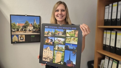 Iliana Felle (Fachbereich Bauen und Stadtentwicklung: Denkmalschutz) freut sich über den neuen Kalender. (Foto: Stadt Warburg)