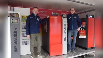 V.l.: Experte Dirk Niemann und Geschäftsführer Markus Wöstefeld präsentierten am anlässlich der Showroom-Eröffnung aktuelle Technologien rund ums Heizen. (Foto: Marc Otto)