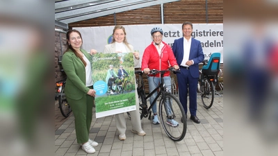 Auf das Stadt- und Schulradeln freuen sich (von links): Kreisdirektorin Manuele Kupsch, Corinna Lohre, Leiterin der Abteilung Immissions- und Klimaschutz beim Kreis Höxter, Martina Krog, Klimaschutzbeauftragte des Kreises Höxter, und Landrat Michael Stickeln. (Foto: Kreis Höxter)
