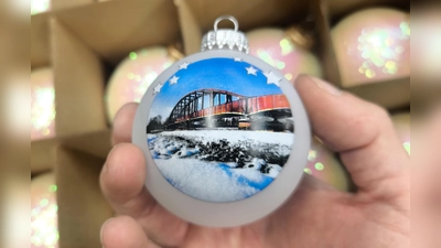 Die neue Kugel der Sammeledition zeigt die Eisenbahnbrücke (Foto: privat)
