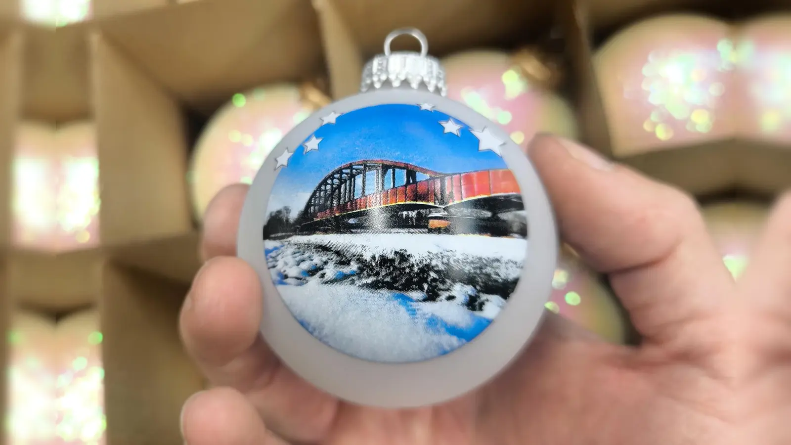 Die neue Kugel der Sammeledition zeigt die Eisenbahnbrücke (Foto: privat)