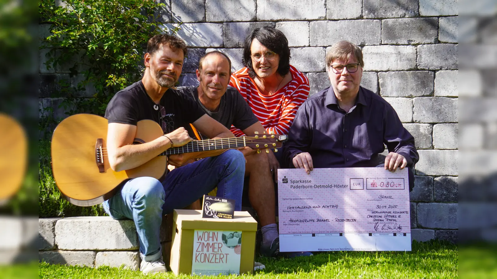 V.l.: Die Musiker Stefan Paehl und Christian Lötters übergaben 4.080 Euro an Sandra Brökel und Hermann Köhne von der Hospizgruppe Brakel.  (Foto: privat)
