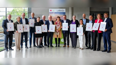 Freuen sich über die Zertifizierung der Urlaubsregion Teutoburger Wald/ OWL als „Nachhaltiges Reiseziel“: Landrat Dr. Axel Lehmann (Kreis Lippe), Nikola Weber (pro Wirtschaft GT GmbH), Martin Knabenreich (Bielefeld Marketing), Landrat Sven-Georg Adenauer (Kreis Gütersloh), Maria Hecker (Interkommunale Wirtschaftsförderungsgesellschaft mbH im Kreis Herford), Landrat Jürgen Müller (Kreis Herford), Oberbürgermeister Pit Clausen (Stadt Bielefeld), Regierungsvizepräsidentin Anke Recklies (Bezirksregierung Detmold), Björn Böker (OstWestfalenLippe GmbH), Nicole Streitz (Kreis Minden-Lübbecke), Angela Giraldo (TourCert), Markus Backes (OstWestfalenLippe GmbH), Landrat Christoph Rüther (Kreis Paderborn), Edith Rehmann-Decker (Kreis Paderborn) und Günter Weigel (Lippe Tourismus &amp; Marketing GmbH).  (Foto: OstWestfalenLippe GmbH)