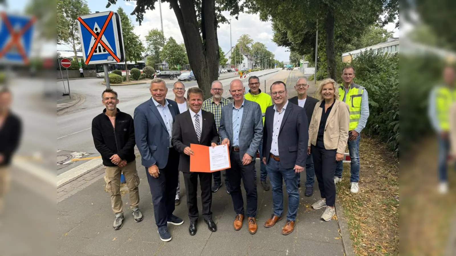 Gebaut wird an der Kreisstraße 50 in Brakel schon, jetzt wurde auch der Förderbescheid für die Maßnahme offiziell übergeben: (vorne, v.l.): Landtagsabgeordneter Matthias Goeken, Landrat Michael Stickeln, Wilfried Laufer (Abteilungsdirektor Bezirksregierung Detmold), Brakels Bürgermeister Alexander Kleinschmidt, Heike Lockstedt-Macke (Leiterin Abteilung Straßen Kreis Höxter), (hinten v.l.) Tobias Bielefeld, Alexander Frewer (beide Stadt Brakel), Prof. Dr. Michael Turk (Ing.Büro Turk, Siddessen), Christoph Rode (Abteilung Straßen des Kreises Höxter) Ulrich Tilly (Dezernat Verkehr Bezirksregierung Detmold) und Peter Rehrmann (Nolte Bau Warburg). (Foto: Kreis Höxter)