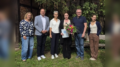 Feierstunde im Kreishaus (v.l.): Erste Kreisrätin Sarah Humburg, Landrat Michael Schünemann, Personalleiterin Claudia Bonefeld, Denise Kupzog aus dem Fachbereich Personal, Personalratsvorsitzender Bernd Schaper und die Gleichstellungsbeauftragte Carina Stegemann. (Foto: Landkreis Holzminden)