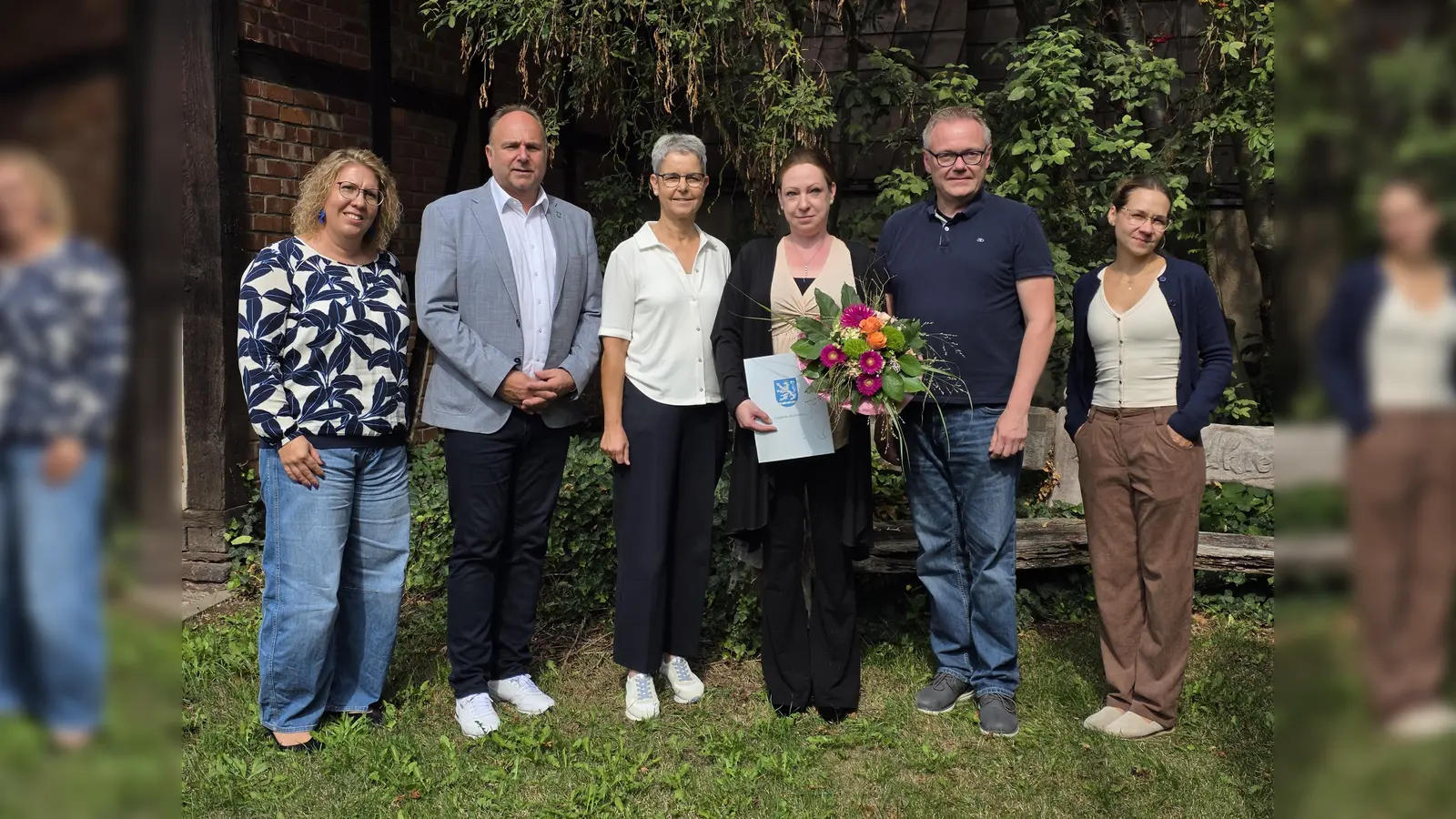 Feierstunde im Kreishaus (v.l.): Erste Kreisrätin Sarah Humburg, Landrat Michael Schünemann, Personalleiterin Claudia Bonefeld, Denise Kupzog aus dem Fachbereich Personal, Personalratsvorsitzender Bernd Schaper und die Gleichstellungsbeauftragte Carina Stegemann. (Foto: Landkreis Holzminden)