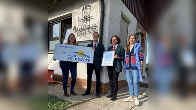 Stefan Müller (Vorsitzender des Musikvereins), Nicole Ulbrich (BeSte Stadtwerke), Monika Riepen (Vorsitzende des Musikvereins) und Julia Franzmann (BeSte Stadtwerke). (Foto: BeSte Stadtwerke)