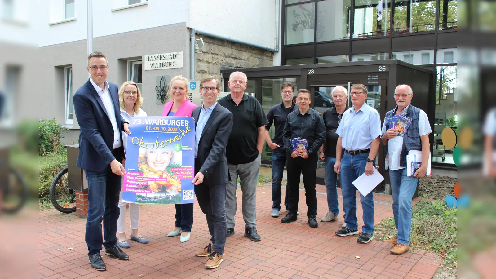 Sie haben wieder für ein vielfältiges Oktoberwochen-Programm gesorgt. (V.l.) Geschäftsführer der Stadtwerke Andreas Niggemeyer, Melanie Glade und Kristina Imhoff vom Organisationsteam, Bürgermeister Tobias Scherf, Norbert Hoffmann vom Organisationsteam, die Vertreter der Vereine Holger Dierkes, Carsten Branke, Helmut Motyl und Hermann Büsse. Daneben Hartmut Zahler von der Veteranenkameradschaft.<br> (Foto: Inge Seidenstücker)