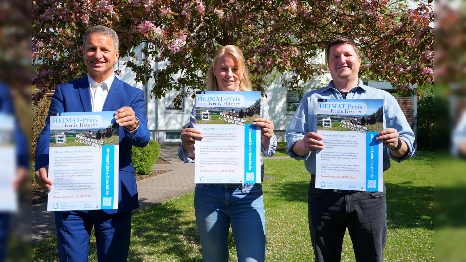 Gemeinsam mit Landrat Michael Stickeln (r.) freuen sich Katharina Serinelli, Ehrenamtsmanagerin des Kreises Höxter, und Sascha Atteln von der Geschäftsstelle Ehrenamt auf den fünften Heimat-Preis des Kreises Höxter. (Foto: Kreis Höxter)