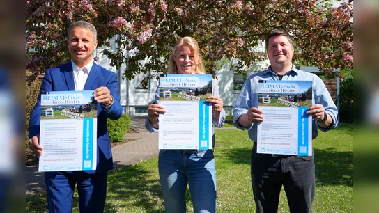 Gemeinsam mit Landrat Michael Stickeln (r.) freuen sich Katharina Serinelli, Ehrenamtsmanagerin des Kreises Höxter, und Sascha Atteln von der Geschäftsstelle Ehrenamt auf den fünften Heimat-Preis des Kreises Höxter. (Foto: Kreis Höxter)