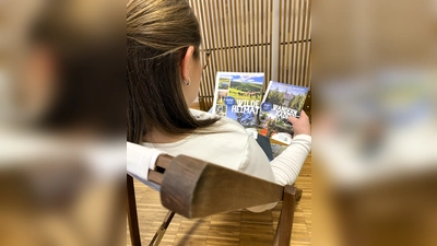 Beim Blick ins neue Freizeit- und Urlaubsmagazin eröffnen sich zahlreiche Ideen für Touren und Entdeckungen in der Solling Vogler Region. (Foto: CC BY ? SVR)