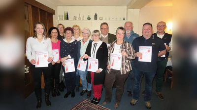 Die langjährigen Mitglieder des Turnvereins freuen sich über eine Urkunde. (Foto: Foto: TV Dalhausen)
