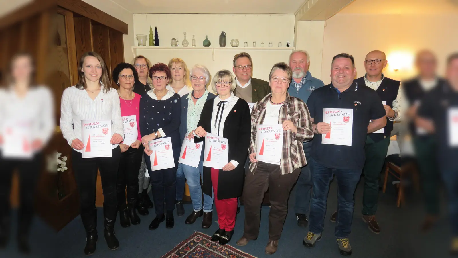 Die langjährigen Mitglieder des Turnvereins freuen sich über eine Urkunde. (Foto: Foto: TV Dalhausen)