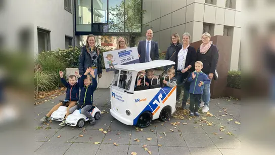 Mit den neuen Volksbank-Gefährten und dem Preisgeld von 300 Euro lässt sich die Natur jetzt noch besser entdecken. V.l.: Maren Kröger vom Kindergarten Vörden, Julia Zickler von der AWO KiTa/Familienzentrum Bad Driburg, Sascha Hofmann Vorstand der Vereinigten Volksbank, Michaela Kröger, Michaele Berlage Kita-Leitung vom Städtischen Kindergarten Großeneder und Anja Wintermeyer bei der Gewinnübergabe. (Foto: Vereinigte Volksbank)