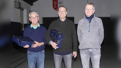 Strahlende Gesichter bei der Siegerehrung: Mit 15 Siegen gewann Helmut Schwuchow (Mitte) die Vereinsmeisterschaft vor Achim Kauf (links) und Bernhard Brockmann. (Foto: Burkhard Schwannecke)