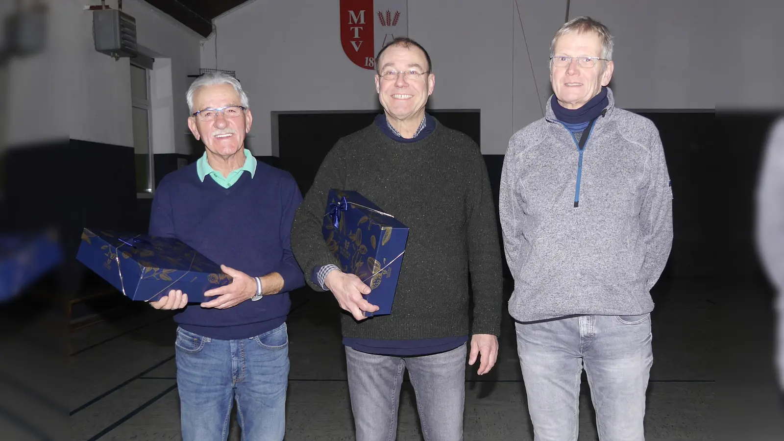 Strahlende Gesichter bei der Siegerehrung: Mit 15 Siegen gewann Helmut Schwuchow (Mitte) die Vereinsmeisterschaft vor Achim Kauf (links) und Bernhard Brockmann. (Foto: Burkhard Schwannecke)